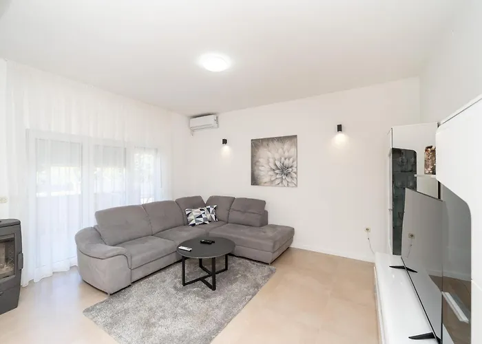 Nelly Apartments
